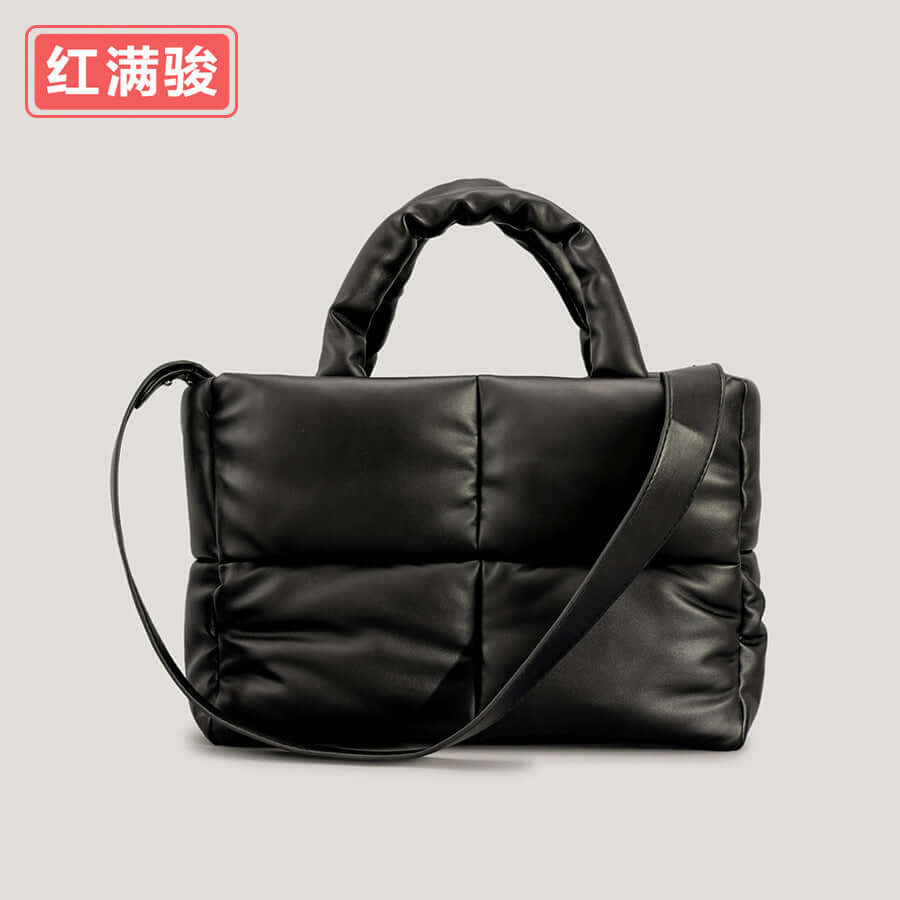 Women's quilted tote bag in black with handles and adjustable strap, stylish and functional for autumn/winter.