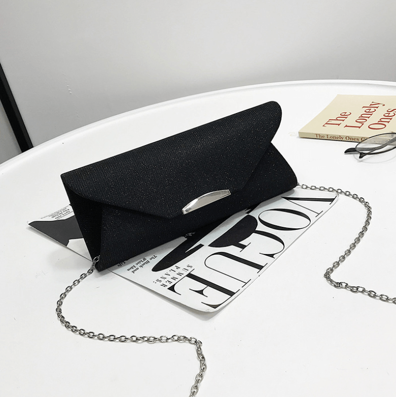 Elegant evening clutch bag with chain design, perfect for parties and special occasions.