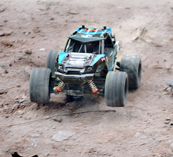 Véhicule tout-terrain RC haute vitesse 1:18 avec carrosserie en PVC
